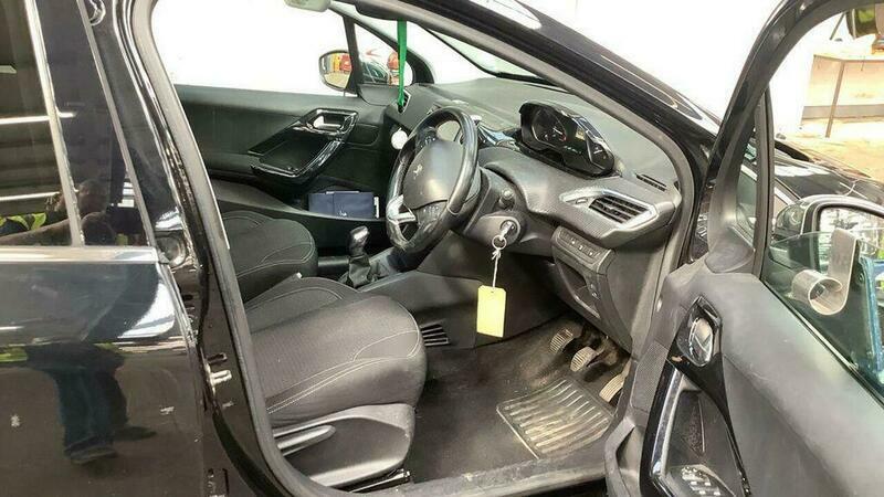 Peugeot 208 1.2 Puretech Allure Premium Black #4