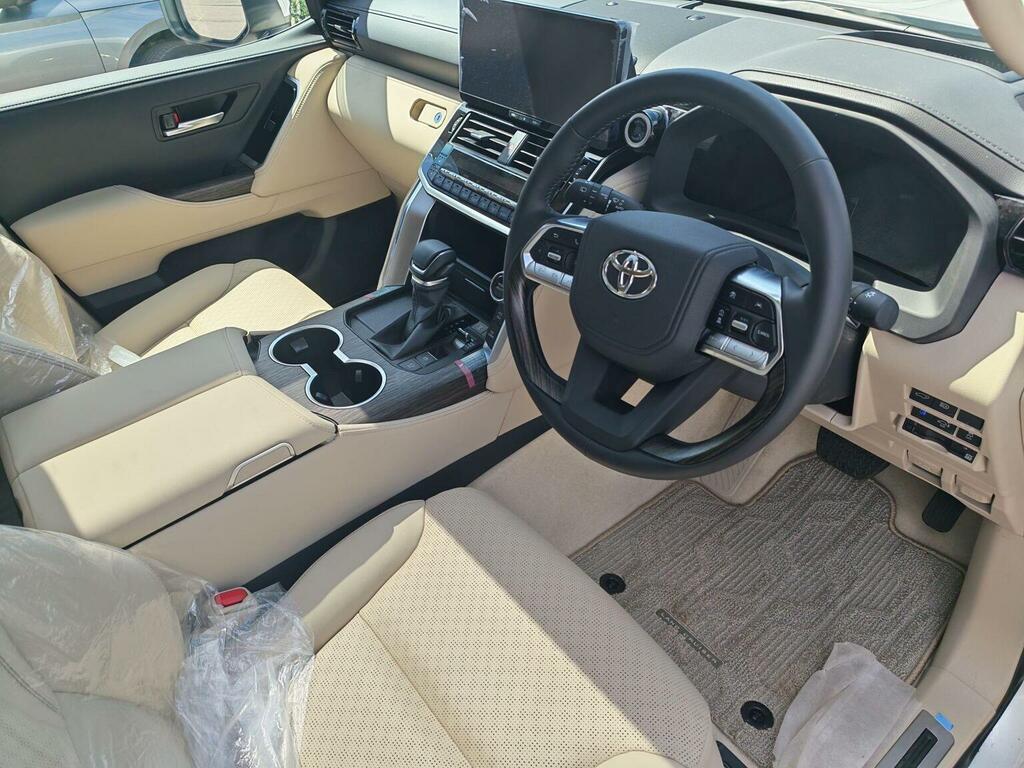 Toyota Land Cruiser Like New-7 Seats-modellista-vat Q White