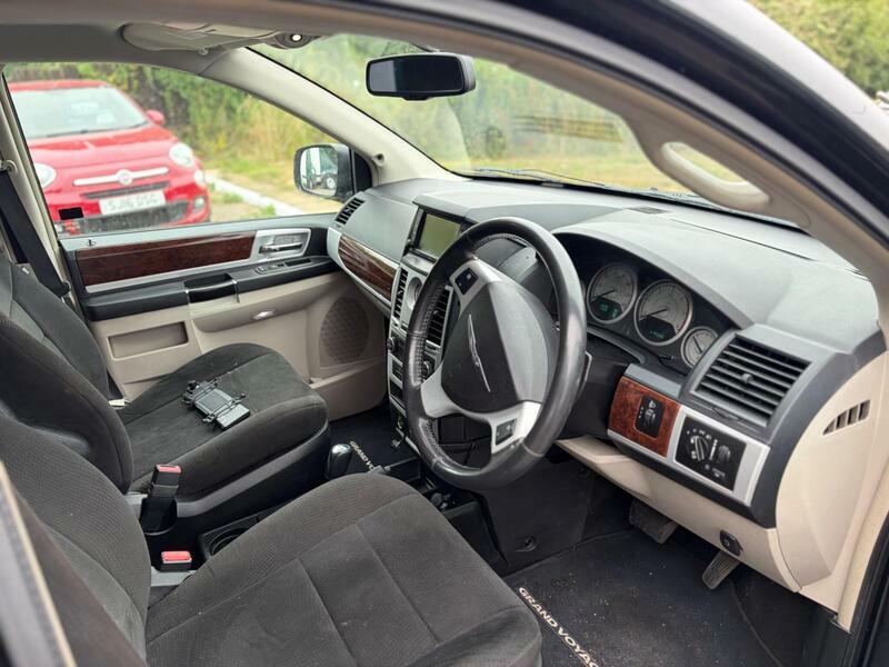 Chrysler Grand Voyager 2.8-crd-touring-auto-euro-4-5dr KG11PET Black #2