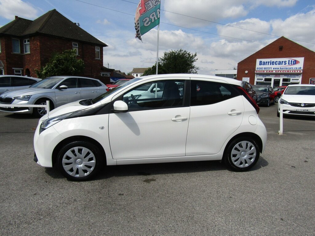 Toyota Aygo 1.0 Vvt-i X-play Euro 6 FA19WNP White #2