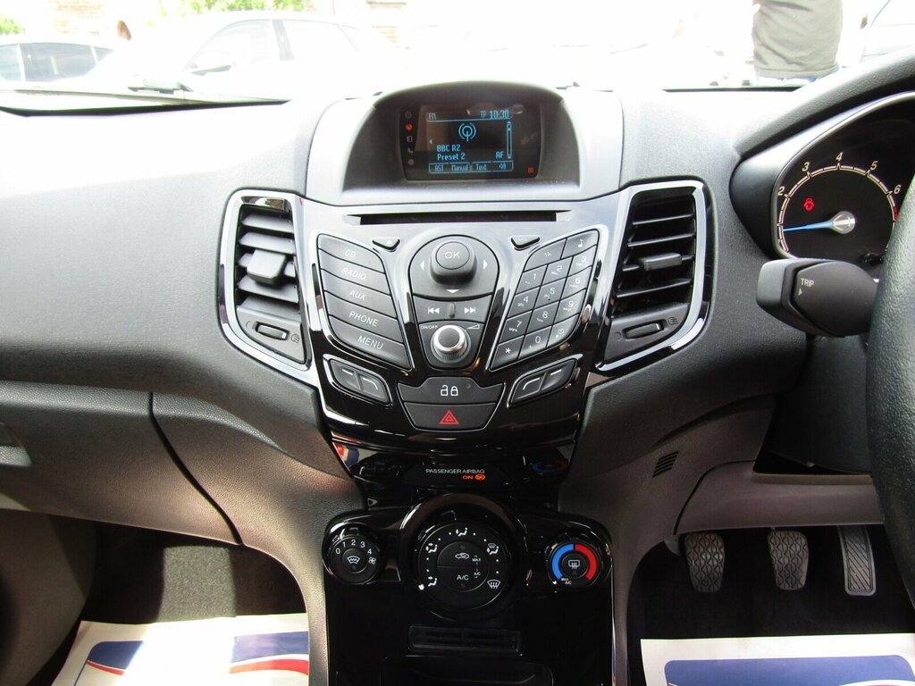 Ford Fiesta 1.25 Zetec Hatchback Euro 5 82 White #17