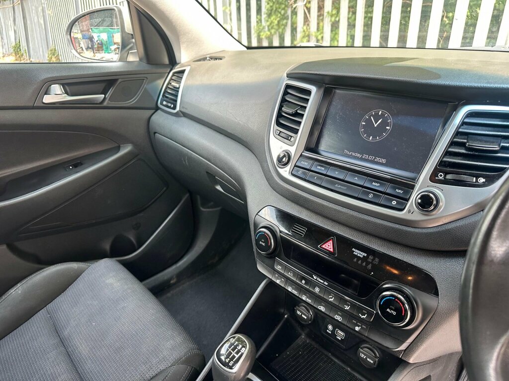 Hyundai Tucson White #14