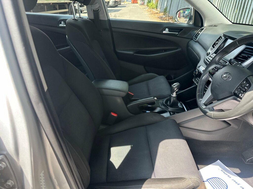 Hyundai Tucson White #10