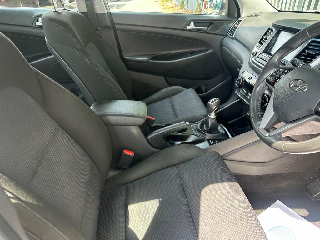 Hyundai Tucson White #12