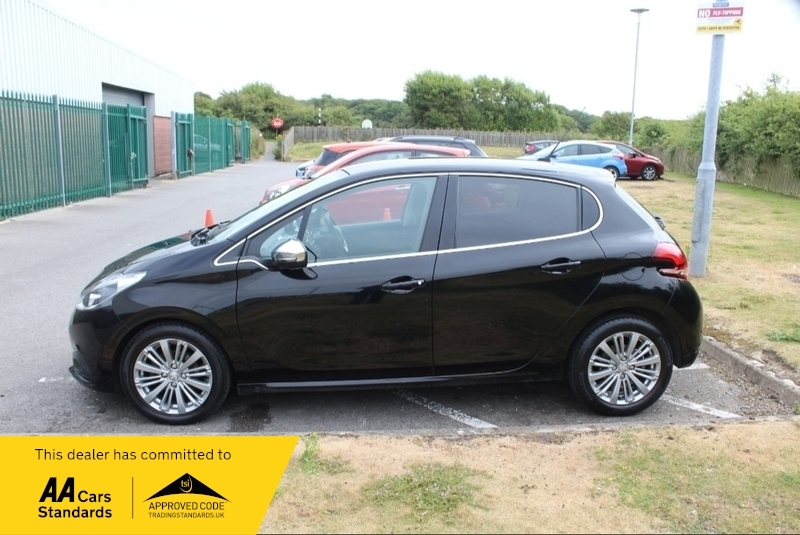 Peugeot 208 1.6 Blue Hdi Allure Black #4