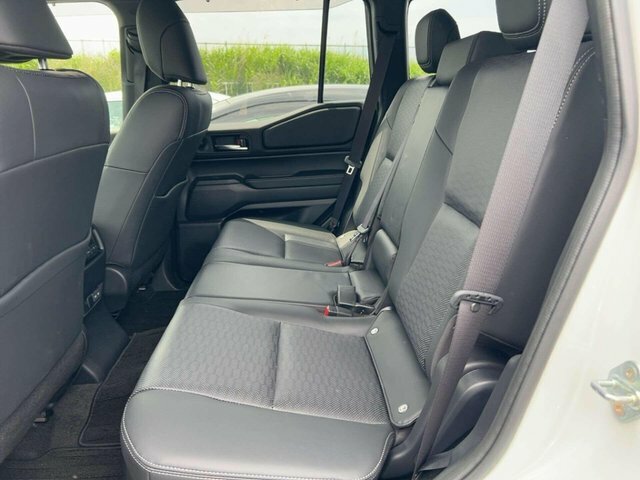 Toyota Land Cruiser 2.8 250 VX Suv White #4