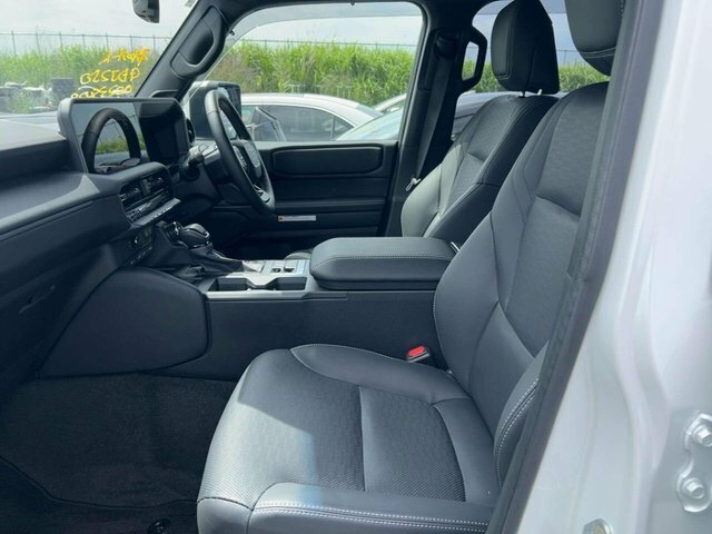 Toyota Land Cruiser 2.8 250 VX Suv White #3