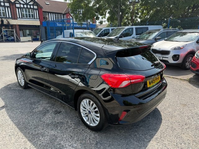 Ford Focus 2019 1.0T Ecoboost Titanium Hatchback M Black #4