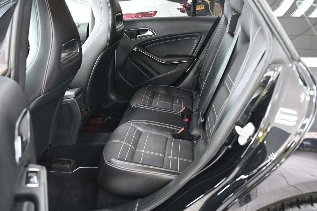 Mercedes-Benz CLA Class Cla 180 Amg Sport Red #13