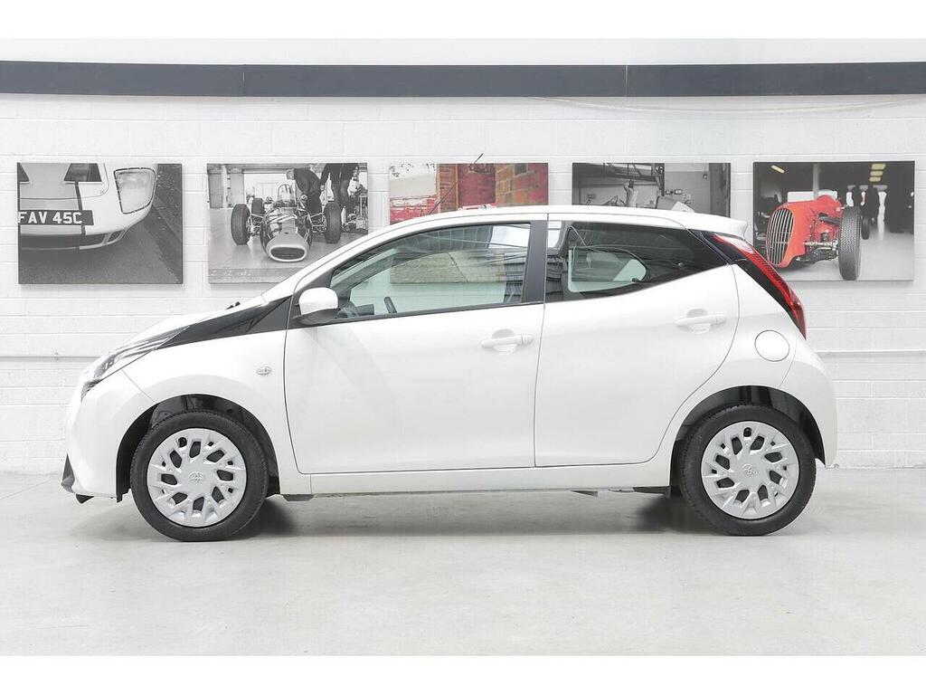 Toyota Aygo 1.0 Vvt-i X-play Euro 6 NA20HGK White #5