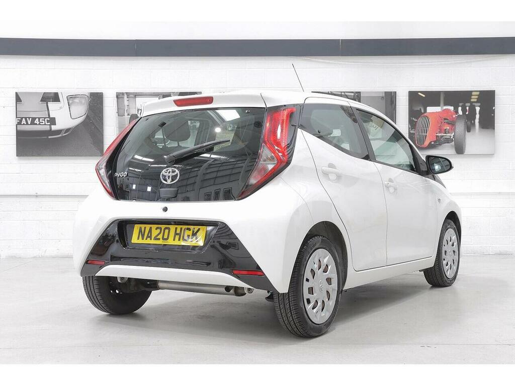 Toyota Aygo 1.0 Vvt-i X-play Euro 6 NA20HGK White #2