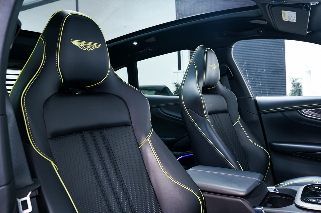 Aston Martin DBX 4.0L V8 707 25My Black #17