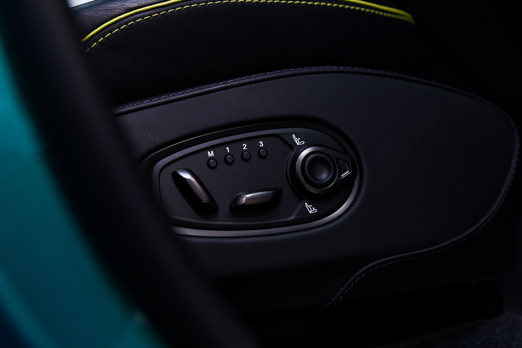 Aston Martin DBX 4.0L V8 707 25My Black #41