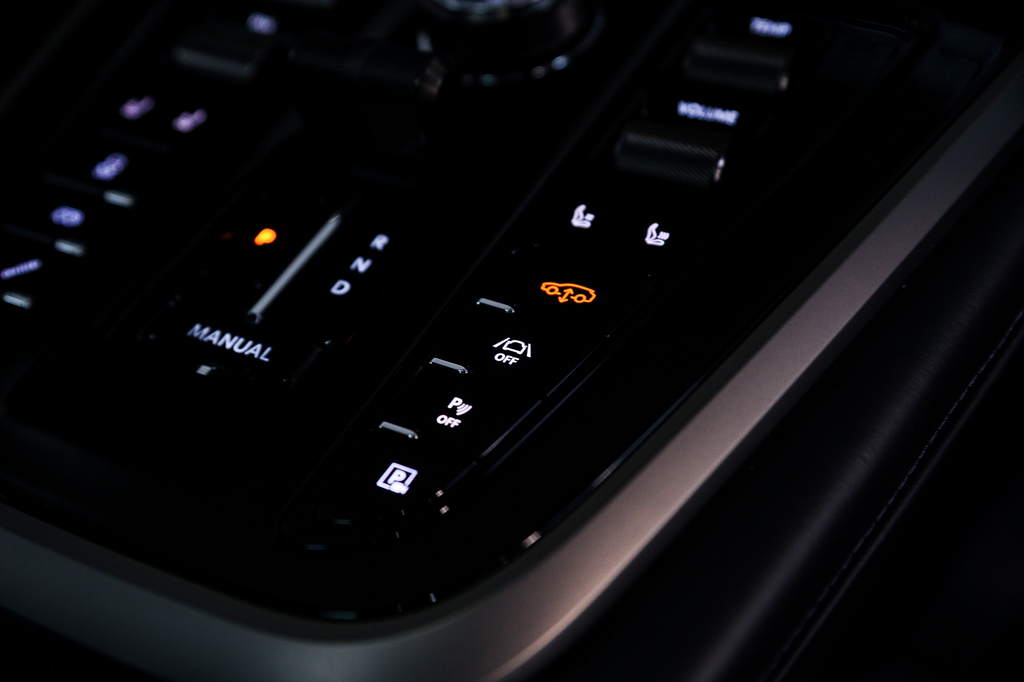 Aston Martin DBX 4.0L V8 707 25My Black #29