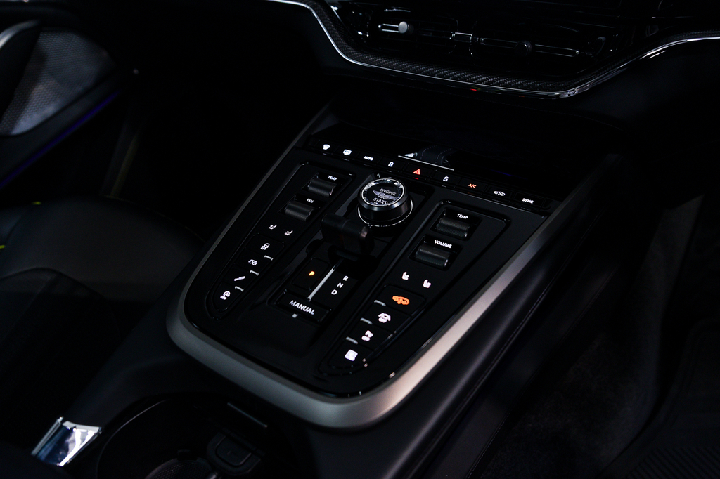 Aston Martin DBX 4.0L V8 707 25My Black #26
