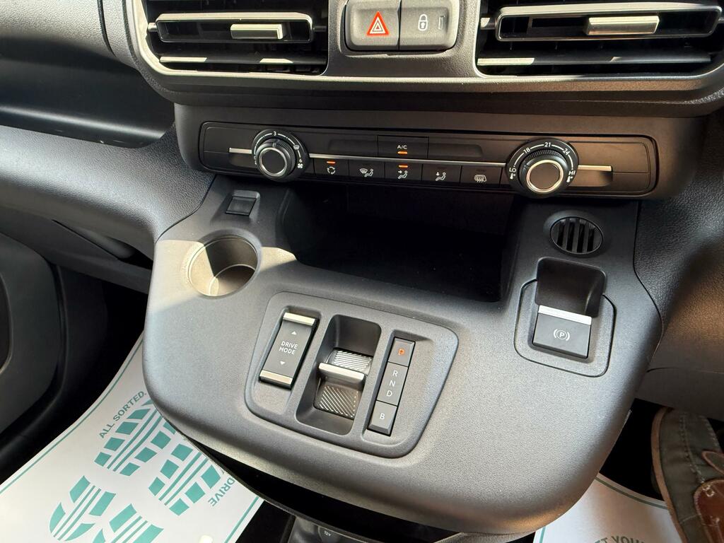 Vauxhall Combo-e Life 100Kw Ultimate XL 52Kwh 2025 Black #18