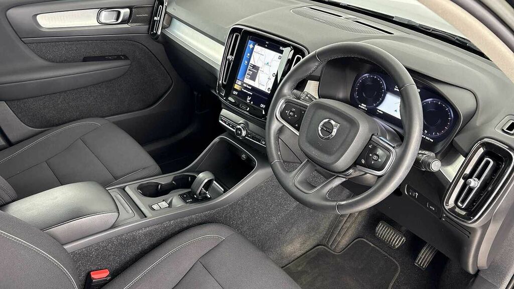 Volvo XC40 Momentum, T3 BJ22YDP Black #4