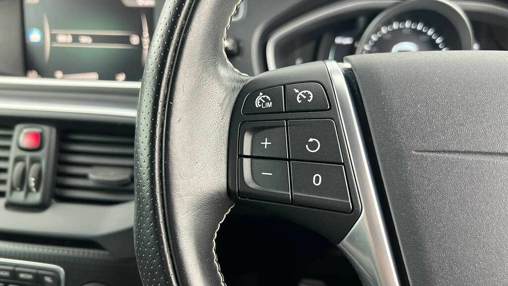 Volvo V40 1.5 V40 Momentum Black #16