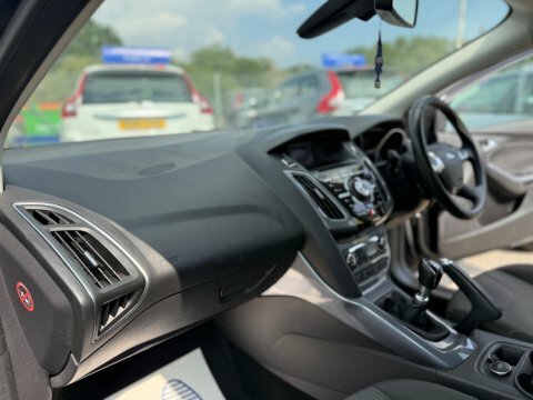 Ford Focus 1.6 Zetec 124 Red #10