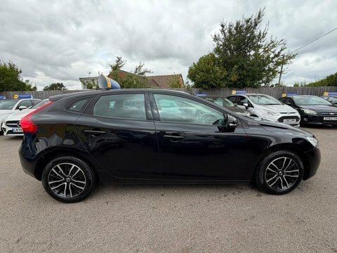 Volvo V40 2.0 T2 Momentum Black #4