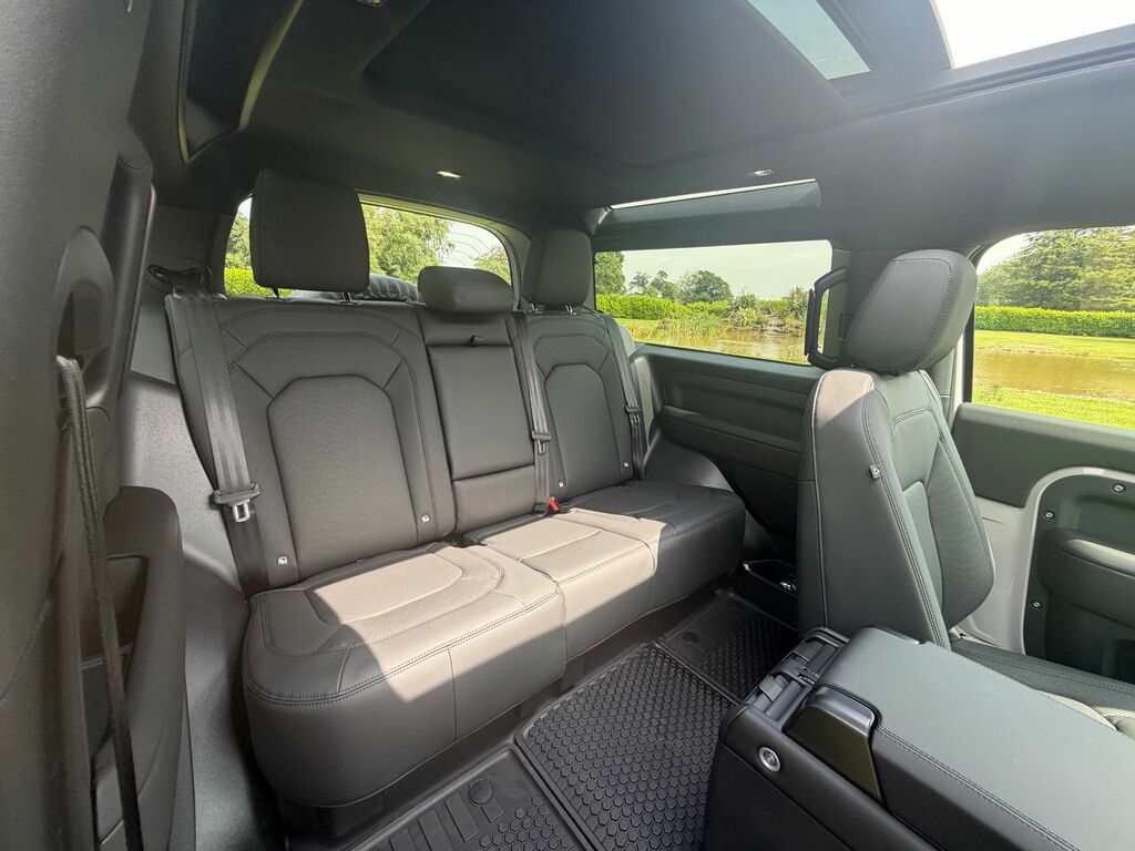 Land Rover Defender 90 D250 X-dynamic Hse - Black #9
