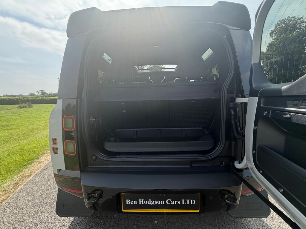 Land Rover Defender 90 D250 X-dynamic Hse - Black #25