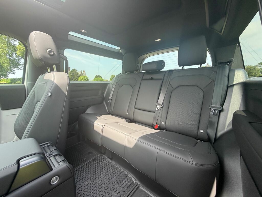 Land Rover Defender 90 D250 X-dynamic Hse - Black #10