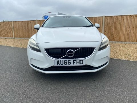 Volvo V40 2.0 D4 Momentum White #3