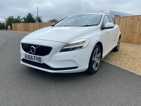 Volvo V40 2.0 D4 Momentum White #2