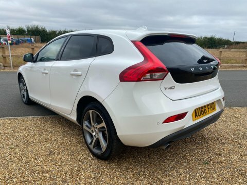 Volvo V40 2.0 D4 Momentum White #5