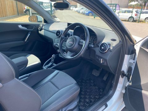 Audi A1 2014 1.4 Tfsi Cod Black Edition Sportback Petr White #9