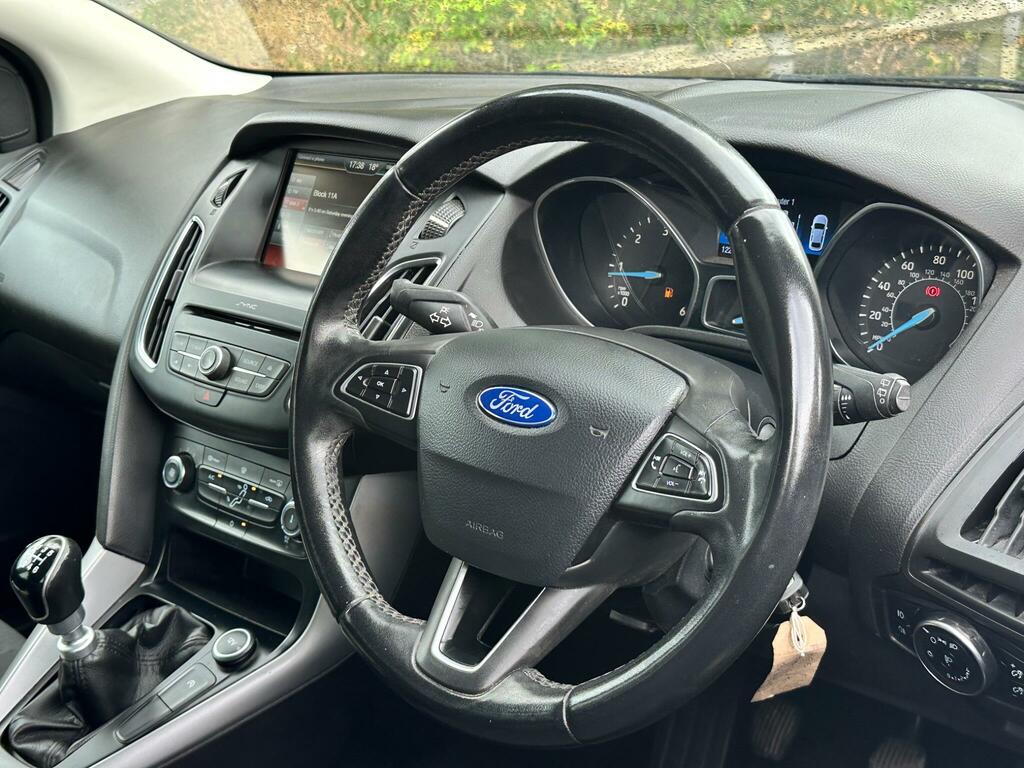 Ford Focus Hatchback 1.6 Tdci Titanium Euro 5 Ss 2015 Blue #16