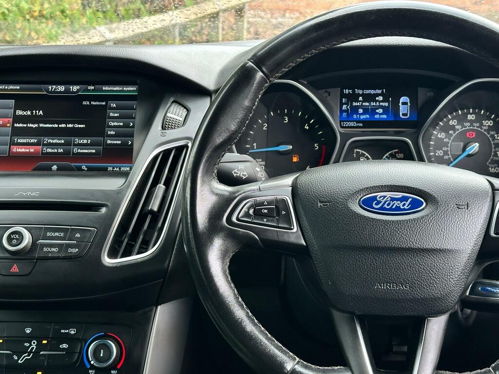 Ford Focus Hatchback 1.6 Tdci Titanium Euro 5 Ss 2015 Blue #30