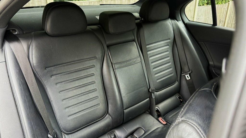 Mercedes-Benz C Class Saloon Black #14