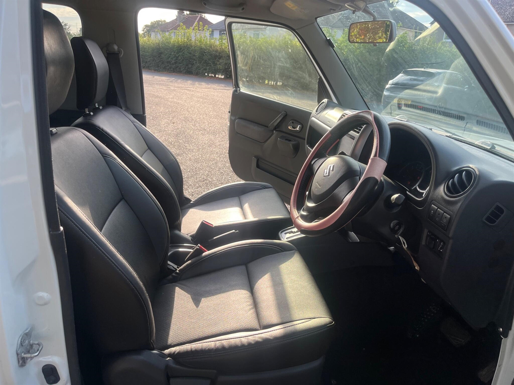 Suzuki Jimny Adventure White #8