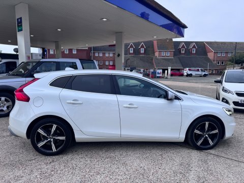 Volvo V40 D2 R-design Nav White #4