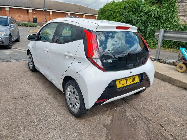 Toyota Aygo Vvt-i X-play Tss FJ71CDU White #4