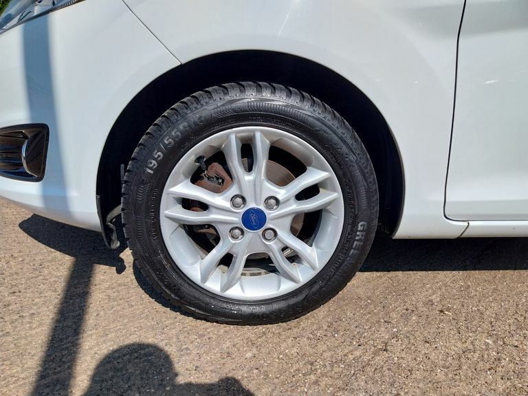 Ford Fiesta Zetec White #5