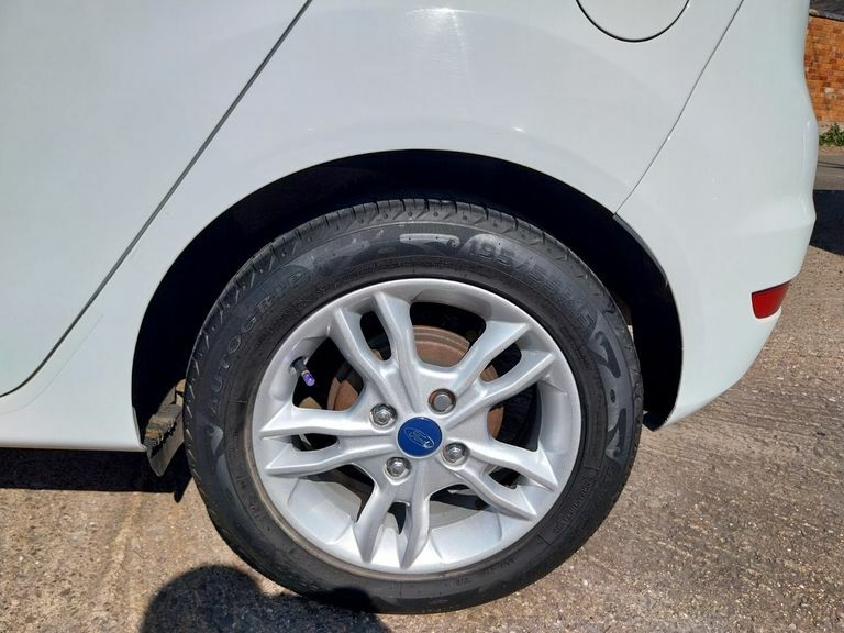 Ford Fiesta Zetec White #6