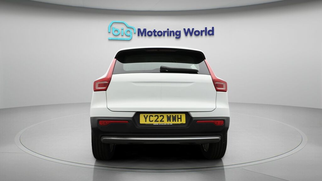 Volvo XC40 Momentum White #6