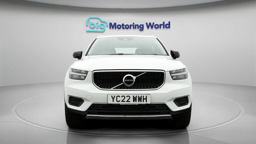 Volvo XC40 Momentum White #2