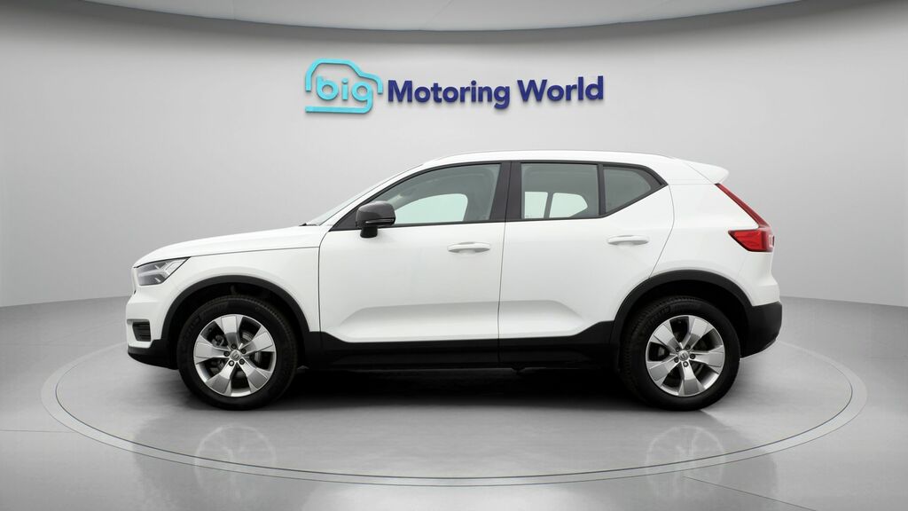 Volvo XC40 Momentum White #4