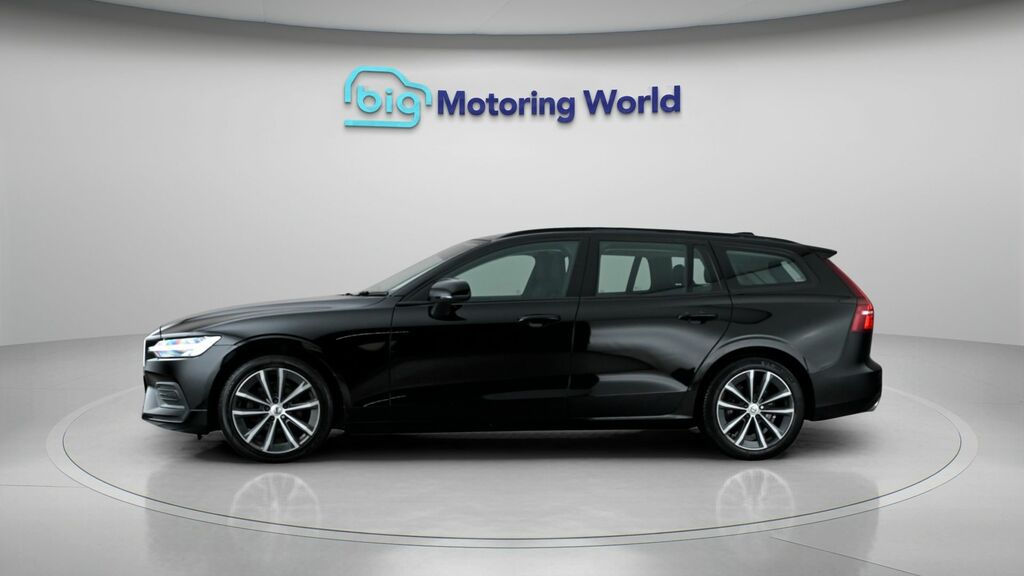Volvo V60 Momentum Black #4