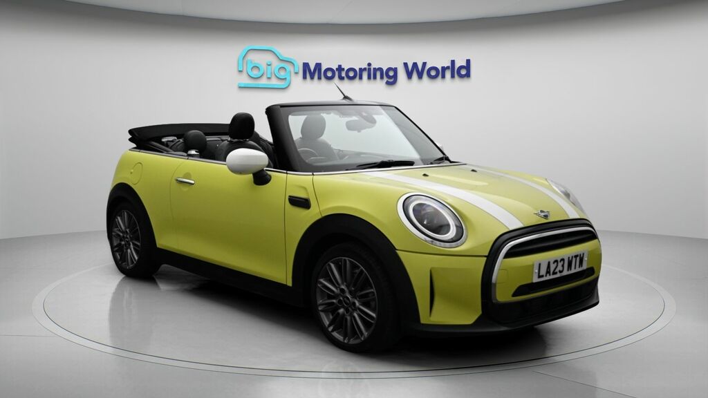 Mini Convertible Cooper Exclusive Yellow