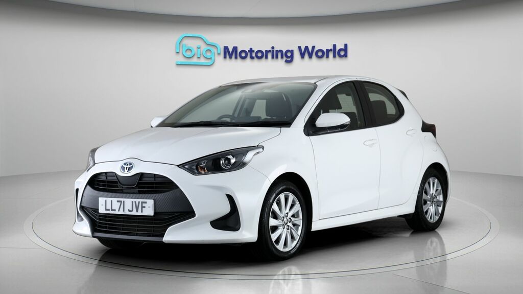 Toyota Yaris Icon White #3