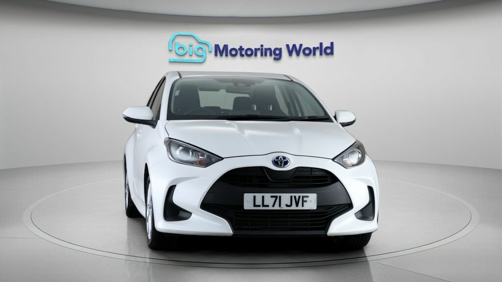 Toyota Yaris Icon White #2