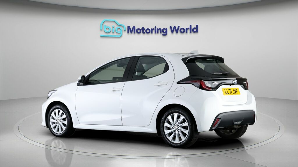 Toyota Yaris Icon White #5
