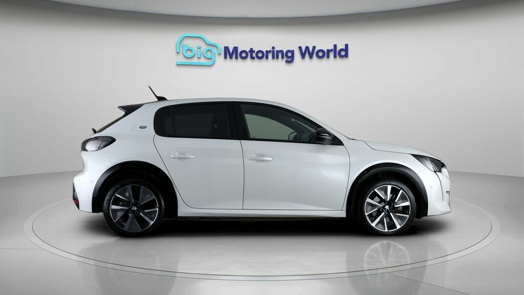 Peugeot e-208 50Kwh Gt Hatchback 7Kw Charger Yellow #8