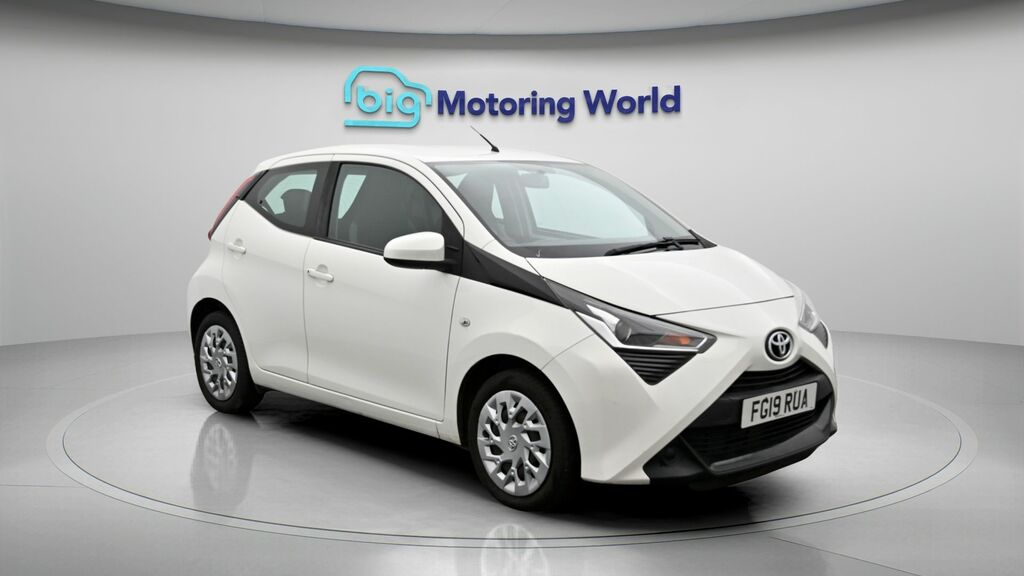 Toyota Aygo X X-play White