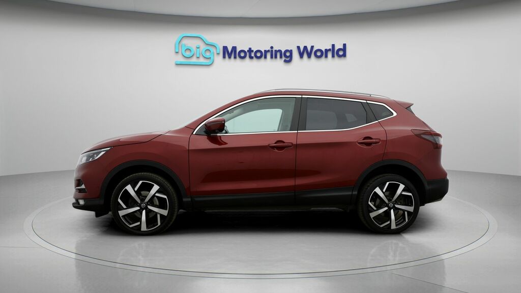 Nissan Qashqai Tekna Red #4